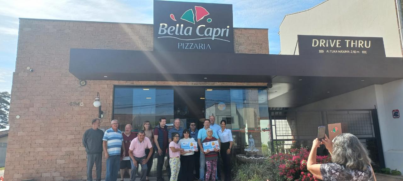 Foto 1 de 6 — Idosos do lar Otoniel de Camargo fazem e comem pizzas para comerar ação solidária